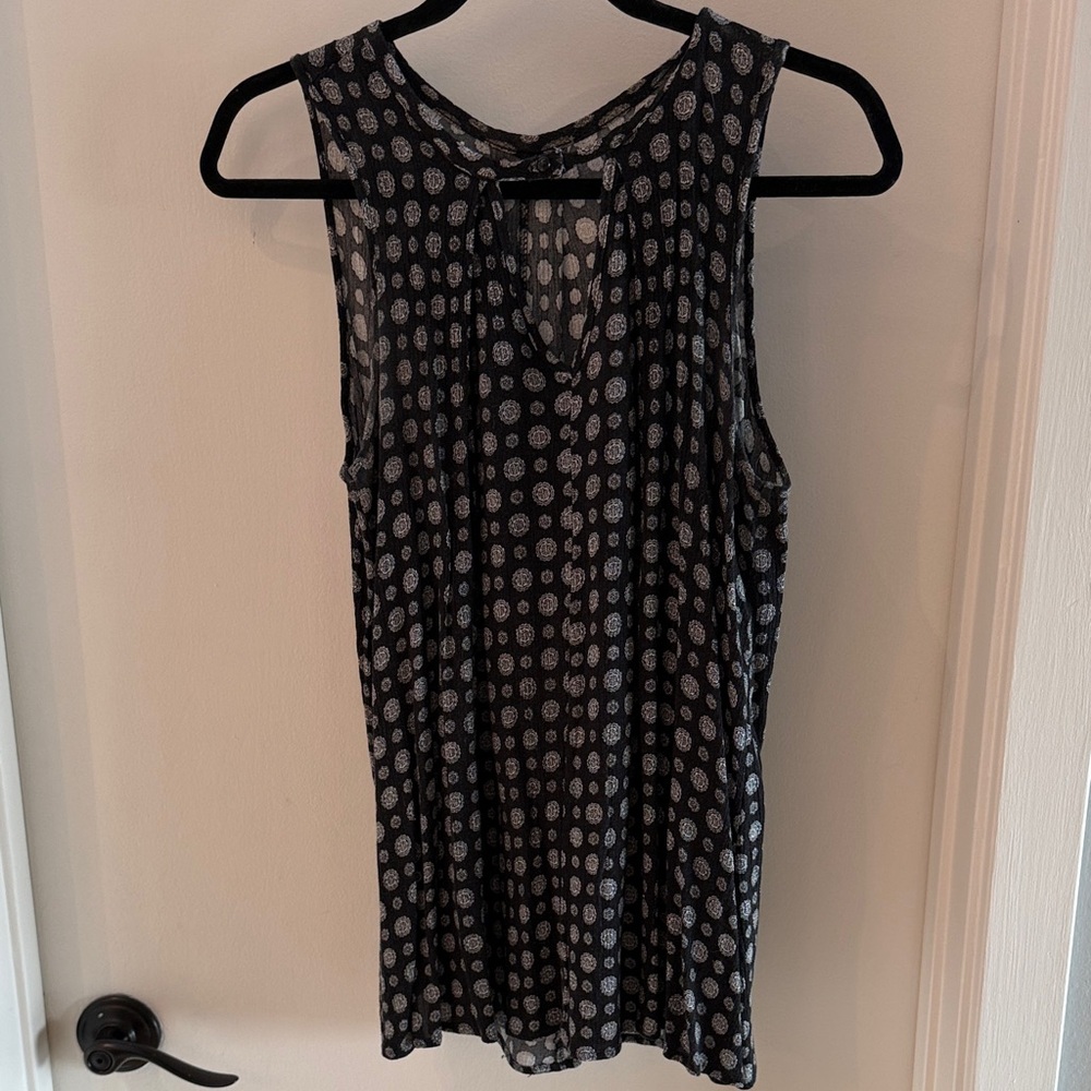 Sleeveless Black and White sleeveless top